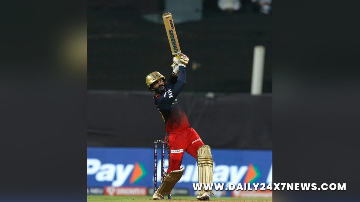 Sports News, Cricket, Cricketer, Player, Bowler, Batsman, Indian Premier League, IPL, IPL 2022, #IPL2022, Dinesh Karthik, Sunil Gavaskar, Royal Challengers Bangalore