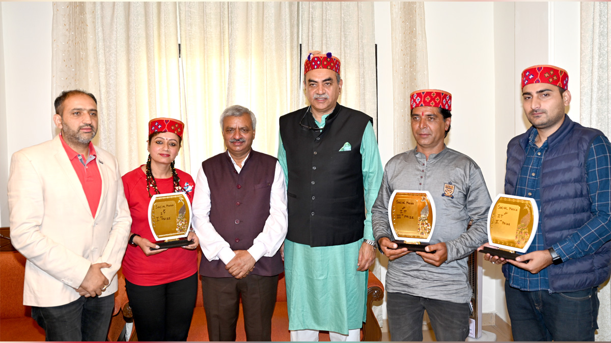 Top three vedio makers of Modi Rally honored by Sanjay Tandon