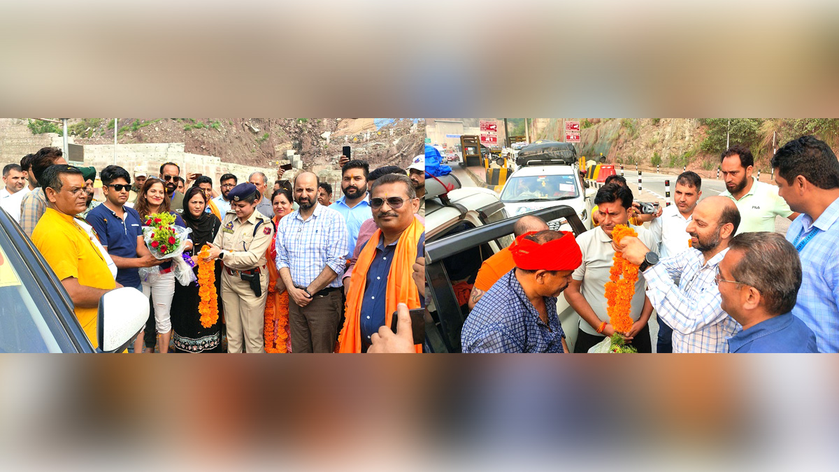 Ramban admin welcomes Shri Amarnath Ji Yatra, 2022 at Nashri Ramban : District Administration Ramban welcomed first batch of Shri Amarnath Ji Yatra, 2022 at Nashri where Chairperson, District Development Council, Dr. Shamshad Shan, Deputy Commissioner, Mussarat Islam and Senior Superintendent of Police, Mohita Sharma, received the devotees. Chairperson BDC, Batote, Rajeshwar Kumar, President Municipal Council, Ramban, Sunita Sumbria, DDC Councilors, Jagvir Dass, Renuka Katoch, ADDC, Rajinder Sharma, ADC, Harbans Sharma, Add. SP. Rajni Sharma, President Vishva Hindu Parishad (VHP), Ramban, Aashish Sharma, religious leaders and prominent citizens were also present on the occasion. While wishing the devotees a comfortable pilgrimage, the Chairperson DDC advised them to follow all guidelines to enjoy their spiritual journey. Meanwhile, the DDC Chairpersons also expressed her gratitude to Lieutenant Governor, Manoj Sinha and CEO, Shri Amarnath Shrine Board, Nitishwar Kumar for establishing well finished and equipped Yatri Niwas at Chanderkote which will help to provide quality boarding and lodging facilities to pilgrims coming from different part of country for Darshan of Shri Amarnath ji. The Deputy Commissioner along with officers also interacted with the yatries to have first hand information regarding the facilities at the Langar. The DC said that the District Administration in coordination with Shri Amarnath Shrine Board, Social and Religious Langer Originations made adequate arrangements with regard to their boarding and lodging besides other essential services. After taking breakfast at Chanderkote, Nashri and lunch at Lanber Banihal the two conveys left for Baltal and Pahalgam under security cover to reach the holy destination.Later, the DDC Chairperson also planted a sapling at Nashri under plantation drive launched by the Forest Department on this spiritual occasion. nk Deputy Commissioner Ramban, Mussarat Islam, Mussarat ul-Islam, Ramban, Kashmir, Jammu And Kashmir, Jammu & Kashmir, Shri Amarnath Ji Yatra, Shri Amarnathji Yatra 2022, Amarnathji Yatra, Amarnathji Yatra 2022, Shri Amarnath Ji Pilgrimage, Shri Amarnathji Shrine Board, SASB, SANJY-2022