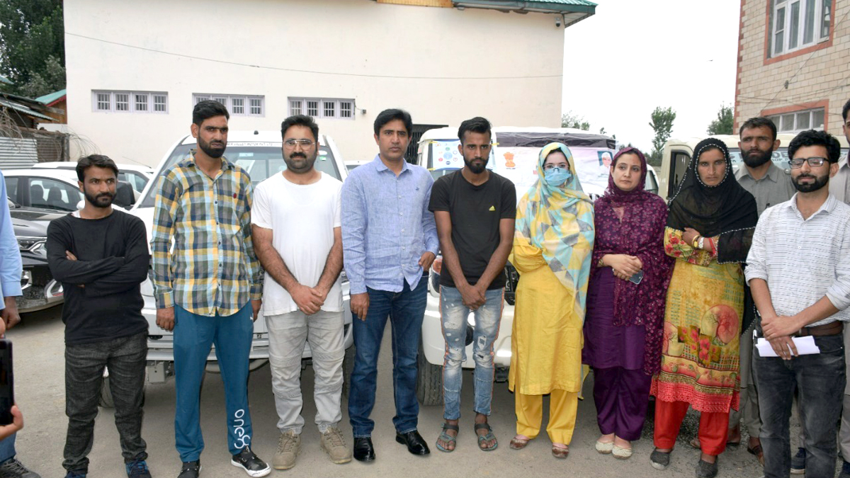 Pulwama, Deputy Commissioner Pulwama, Baseer ul Haq Chowdary, Kashmir, Jammu And Kashmir, Jammu & Kashmir