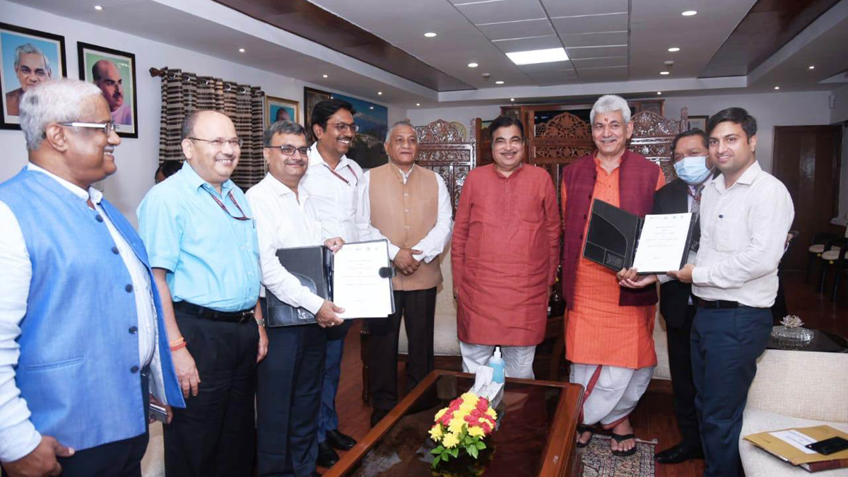 Nitin Gadkari, VK Singh, Manoj Sinha, Lieutenant Governor J&K, Raj Bhavan, Jammu, Srinagar, Kashmir, Jammu And Kashmir, Jammu & KashmirNHLML, National Highways Logistics Management Limited, Katra Development Authority