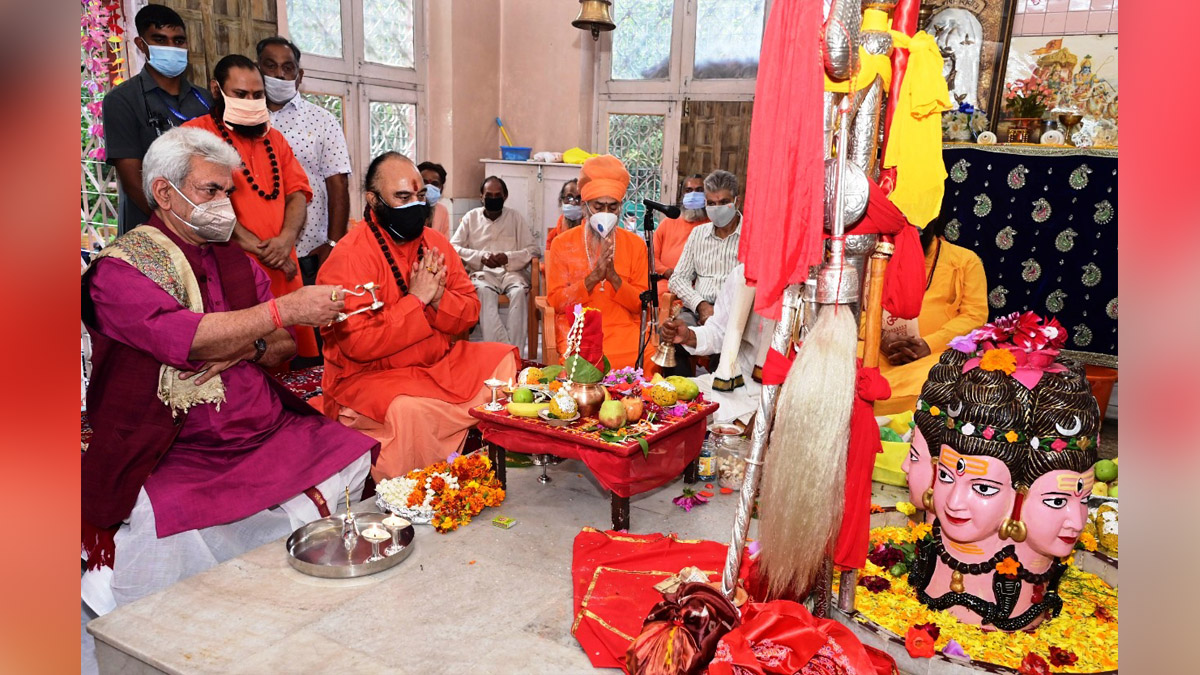 Manoj Sinha, Lieutenant Governor J&K, Raj Bhavan, Jammu, Srinagar, Kashmir, Jammu And Kashmir, Jammu & Kashmir, Shri Amarnathji Chhari Mubarak Pujan, Mahadev Gir Dashnami Akhada,Shravan Shukal Panchami
