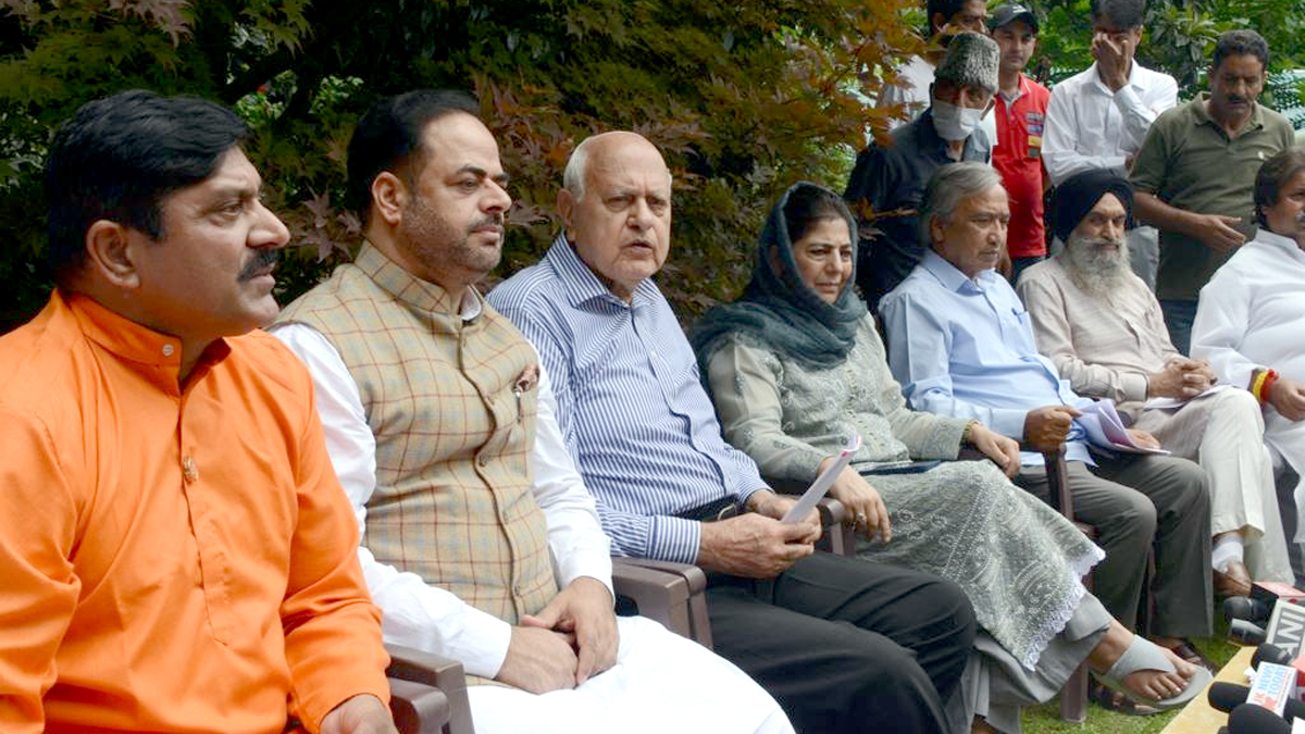 Farooq Abdullah , Dr Farooq Abdullah , National Conference , Jammu and Kashmir , Jammu & Kashmir , Srinagar, Omar Abdullah, Mehbooba Mufti, Vikar Rasool Wani