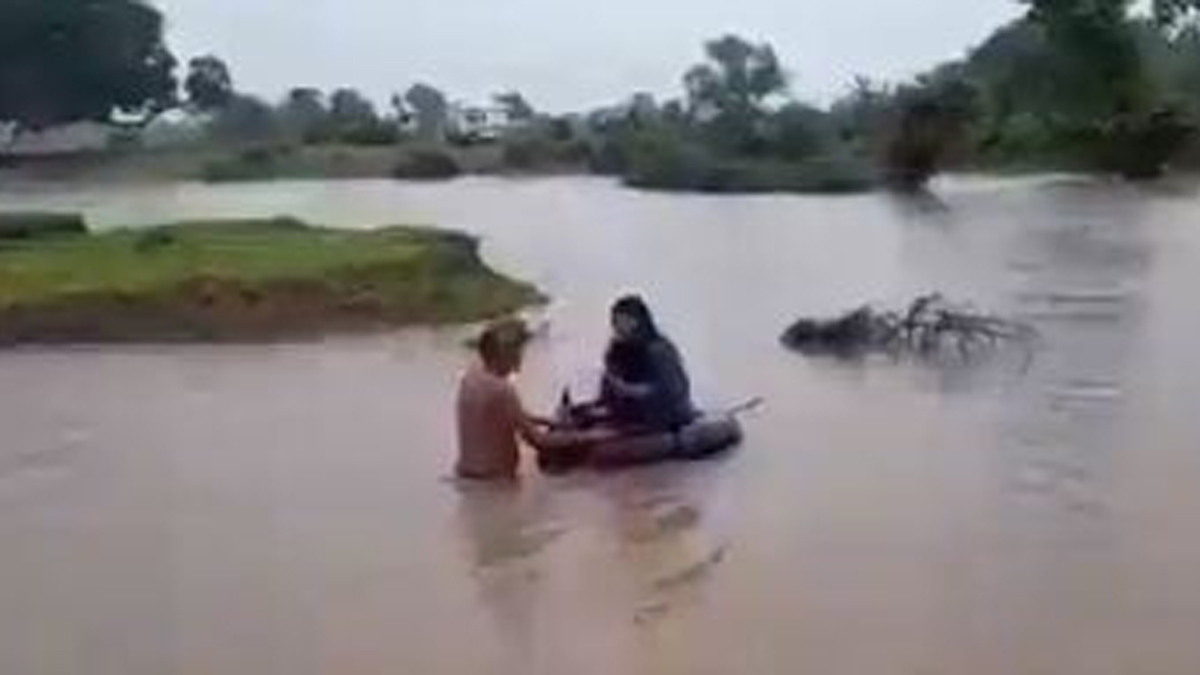 Khas Khabar, Madhya Pradesh, Madhya Pradesh News, Women On Tube, Pregnant Women On Tube, pregnant woman crosses river on rubber tube