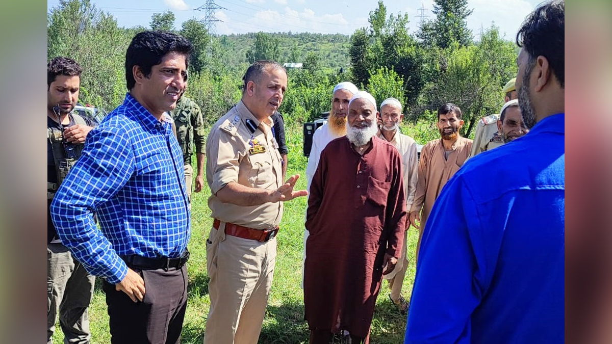 Pulwama, Deputy Commissioner Pulwama, Baseer ul Haq Chowdary, Ghulam Jeelani, Kashmir, Jammu And Kashmir, Jammu & Kashmir