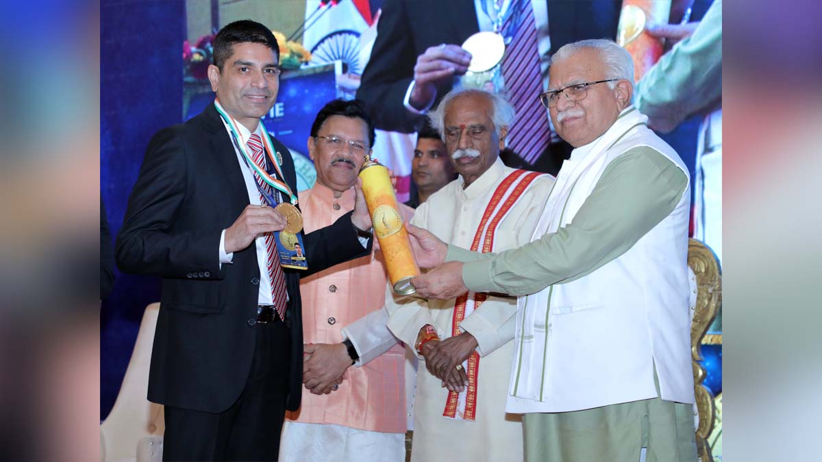 Manohar Lal Khattar, Haryana, Bharatiya Janata Party, BJP, Haryana Chief Minister, Chief Minister of Haryana, Bandaru Dattatraya, Champions of Change -Haryana Award, Lt.Col. Randeep Hundal