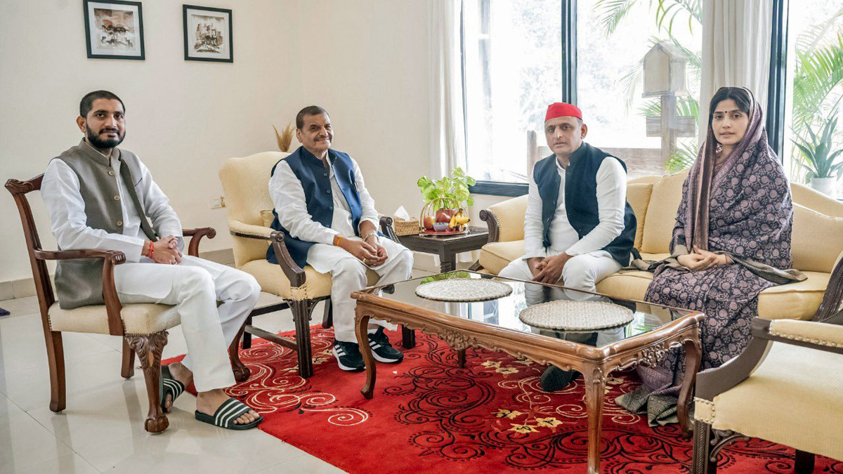 Akhilesh Yadav, Dimple Yadav, Samajwadi Party, Lucknow, Uttar Pradesh, Shivpal Yadav