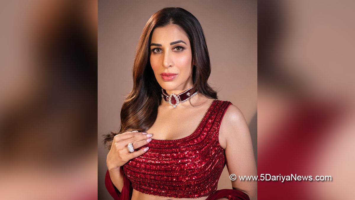 Bollywood, Sophie Choudry, Hrithik Roshan, Hrithik Roshan War 2, War 2, War 2 Teaser, War 2 Release Date, War 2 Movie