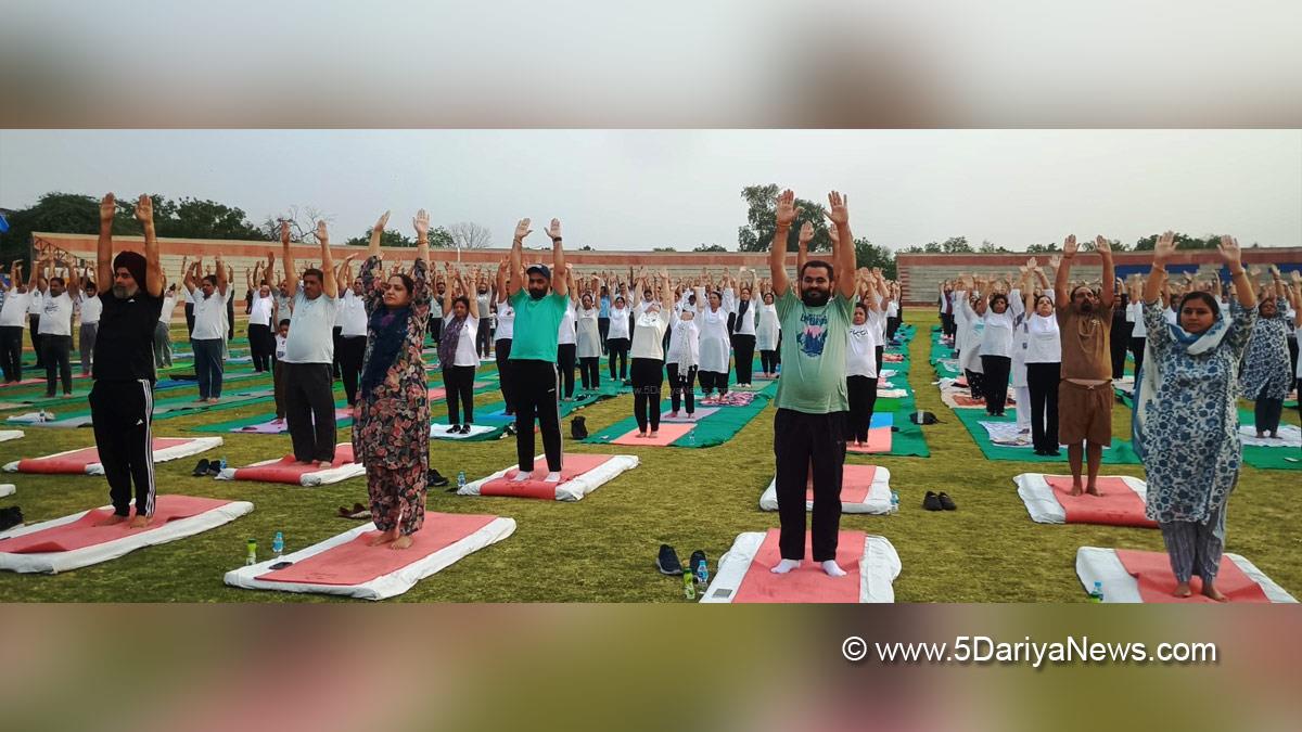 Narinder Pal Singh Sawna, AAP, Aam Aadmi Party, Aam Aadmi Party Punjab, AAP Punjab, Amarpreet Kaur Sandhu, DC Fazilka, Fazilka, Deputy Commissioner Fazilka,11th International Yoga Day, CM di Yogshala