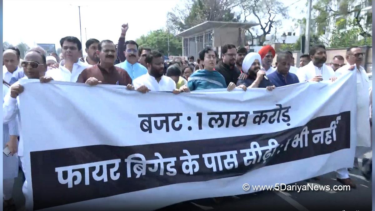Atishi, Protest, New Delhi